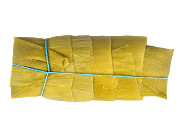 Pamonha, mısır lapası, geleneksel mısır keki Brezilya mutfağı, beyaz arka planda üst manzara.