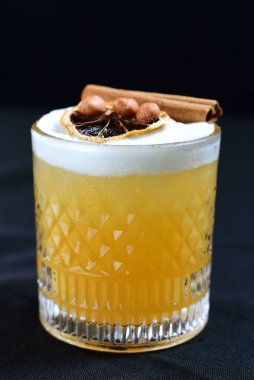 Meyveli ferahlatıcı alkollü içecek, soğuk votka ve cin, cam bardakta servis edilen limon kabuğu.