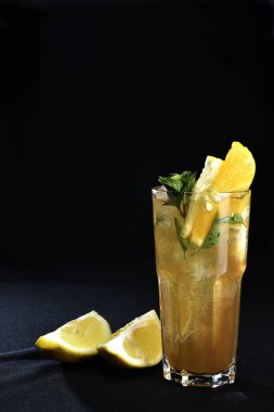 Meyveli ferahlatıcı alkollü içecek, soğuk votka ve cin, cam bardakta servis edilen limon kabuğu.