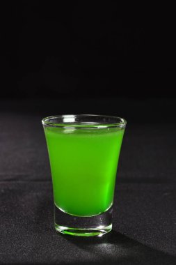 Meyveli ferahlatıcı alkollü içecek, soğuk votka ve cin, cam bardakta servis edilen limon kabuğu.