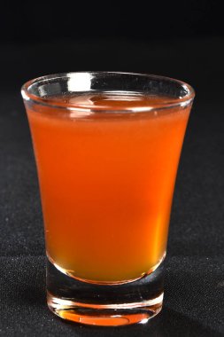 Meyveli ferahlatıcı alkollü içecek, soğuk votka ve cin, cam bardakta servis edilen limon kabuğu.