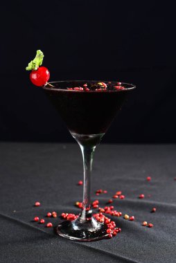 Meyveli ferahlatıcı alkollü içecek, soğuk votka ve cin, cam bardakta servis edilen limon kabuğu sarhoş.