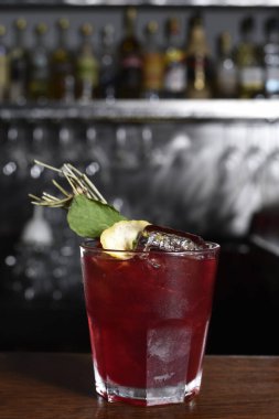 Meyveli ferahlatıcı alkollü içecek, soğuk votka ve cin, cam bardakta servis edilen limon kabuğu sarhoş.