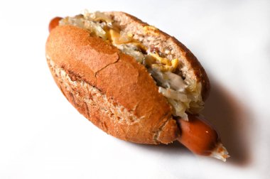 Sosisli ve lahana turşulu Alman sosislisi fast food tadı var.