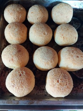 Peynirli ekmek pişirilmiş kek tipik Brezilya yemeği kahvaltısı tadı.