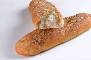 Baharatlı baget soslu buğday ekmeği.