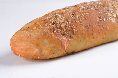 Baharatlı baget soslu buğday ekmeği.