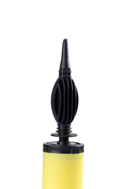 Manuel hava pompası hava üfleyici. Top ve balonu şişiriyor.