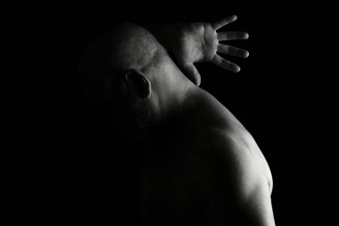 Yetişkin adam yüz ve vücut ifadesi siyah-beyaz fotoğraf silueti resim kompozisyonu