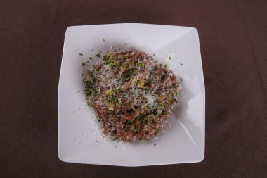 Bir tabak sağlıklı yemek, pilav pilav, pilav ve sığır eti tadı.