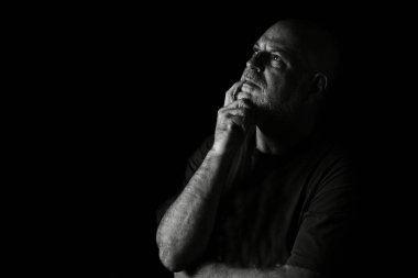 Vücut ifadesi vücut hareketleri siyah beyaz fotoğraflı adam ince sanat silueti ifade görüntüsü