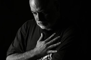 Vücut ifadesi vücut hareketleri siyah beyaz fotoğraflı adam ince sanat silueti ifade görüntüsü