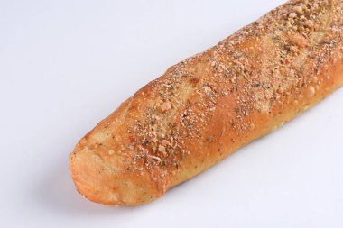 Baharatlı baget soslu buğday ekmeği.