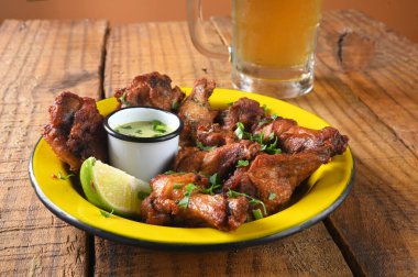 Bitki soslu kızarmış tavuk. Mayonez sosu. Lezzetli yemek.