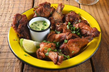 Bitki soslu kızarmış tavuk. Mayonez sosu. Lezzetli yemek.