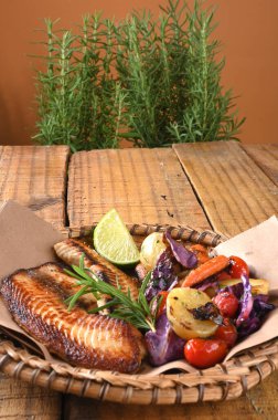 Bitki soslu kızarmış balık. Sebze sosu. Domates, limon.