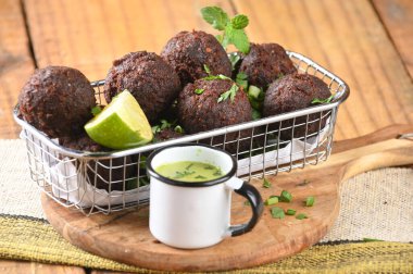 Etli köfte, kızarmış ve pişmiş köfte Lezzetli yemek barı imajı