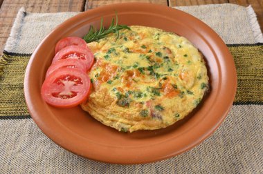 Yumurtalı omlet, otlar ve domates sosisi lezzetli ve sağlıklı sokak yemekleri karbonhidrat bar imajı.