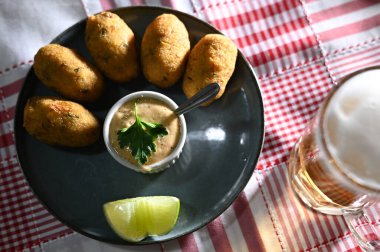 Kızarmış morina böreği. Tipik Portekiz yemeği. Balık keki.