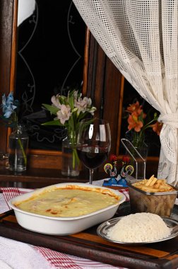 Jambon peynirli lazanya, kırmızı sos ve et İtalyan mutfağı parmesan tadı.