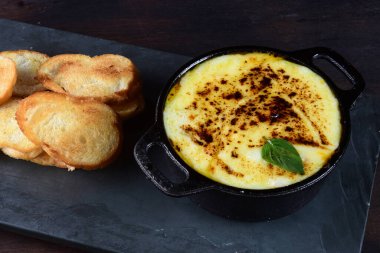 Sosla kaplı köfteler, erimiş peynir ve salata tadı.