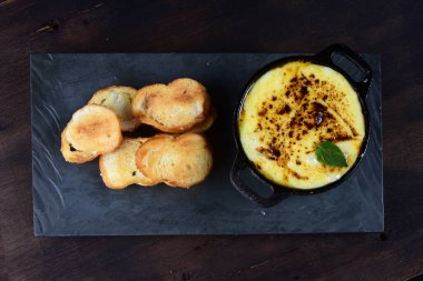 Sosla kaplı köfteler, erimiş peynir ve salata tadı.