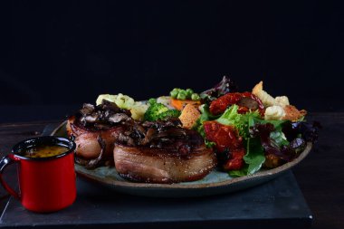 Pastırma peynirli biftek ve salata tadı.