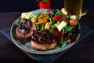 Pastırma peynirli biftek ve salata tadı.