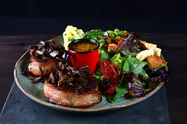 roast beef with bacon cheese and file mignon salad taste
