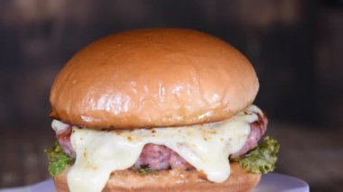 Hamburger sandviç ve erimiş peynirli marul, domates mayonezi ve ekmek lezzetli fast food geleneksel atıştırmalıklar.