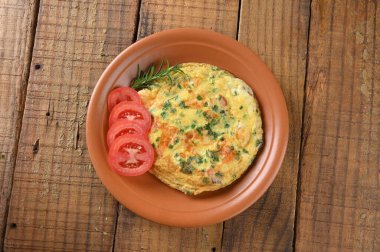 Yumurtalı omlet, otlar ve domates sosisi lezzetli ve sağlıklı sokak yemekleri karbonhidrat bar imajı.