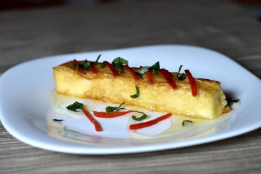 Ballı ve biberli kömür peyniri tatlı ve ekşi yemek