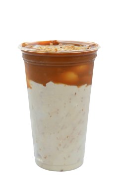 Rengarenk donmuş meyve tanecikli panoramik içecek plastik bardaklarda dondurma pipetleriyle akıyor.