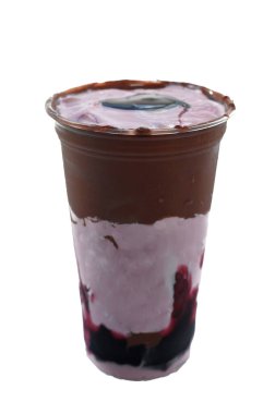 Rengarenk donmuş meyve tanecikli panoramik içecek plastik bardaklarda dondurma pipetleriyle akıyor.