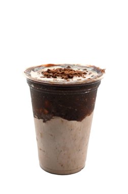 Rengarenk donmuş meyve tanecikli panoramik içecek plastik bardaklarda dondurma pipetleriyle akıyor.