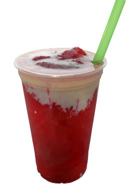 Rengarenk donmuş meyve tanecikli panoramik içecek plastik bardaklarda dondurma pipetleriyle akıyor.