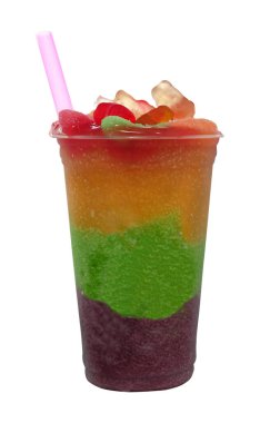 Rengarenk donmuş meyve tanecikli panoramik içecek plastik bardaklarda dondurma pipetleriyle akıyor.