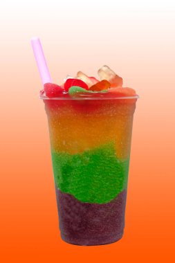 Rengarenk donmuş meyve tanecikli panoramik içecek plastik bardaklarda dondurma pipetleriyle akıyor...