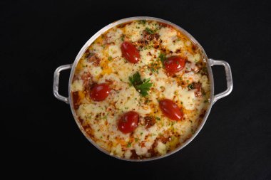 Parmigiana bifteği, kırmızı sos peyniri ve jambon aromalı sağlıklı yemek tasye.