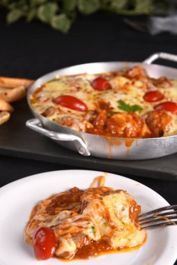 Parmigiana bifteği, kırmızı sos peyniri ve jambon aromalı sağlıklı yemek tasye.