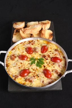 Parmigiana bifteği, kırmızı sos peyniri ve jambon aromalı sağlıklı yemek tasye.