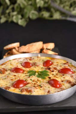 Parmigiana bifteği, kırmızı sos peyniri ve jambon aromalı sağlıklı yemek tasye.