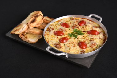 Parmigiana bifteği, kırmızı sos peyniri ve jambon aromalı sağlıklı yemek tasye.