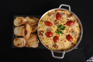 Parmigiana bifteği, kırmızı sos peyniri ve jambon aromalı sağlıklı yemek tasye.