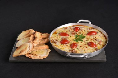 Parmigiana bifteği, kırmızı sos peyniri ve jambon aromalı sağlıklı yemek tasye.