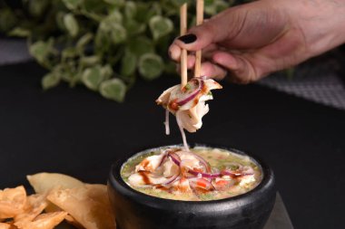 Limonlu, limonlu ve limonlu çiğ balık yemeği.