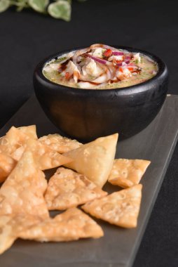 Limonlu, limonlu ve limonlu çiğ balık yemeği.