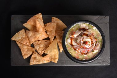 Limonlu, limonlu ve limonlu çiğ balık yemeği.