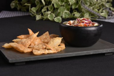 Limonlu, limonlu ve limonlu çiğ balık yemeği.