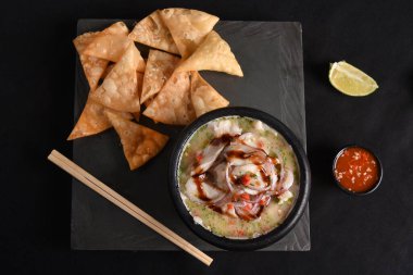 Limonlu, limonlu ve limonlu çiğ balık yemeği.